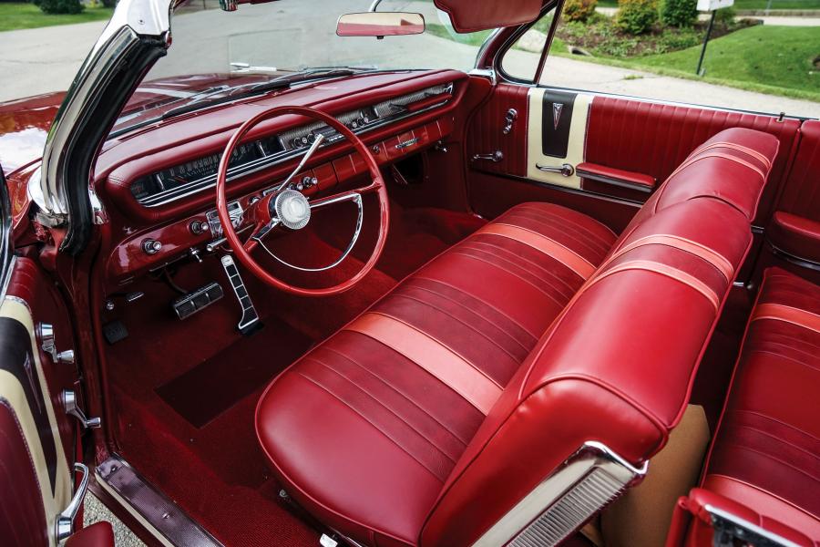 Интерьер Pontiac Bonneville Convertible (2867) 1961 года  (фото 6 из 59)